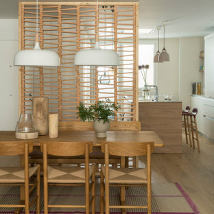 Foto de comedor de cocina contemporáneo, de tamaño medio, sin chimenea, con paredes beige, suelo de madera en tonos medios y suelo marrón