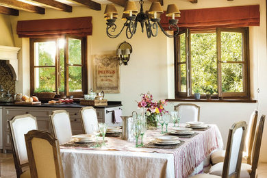 Foto de comedor de cocina de estilo de casa de campo con paredes beige, suelo marrón y suelo de piedra caliza