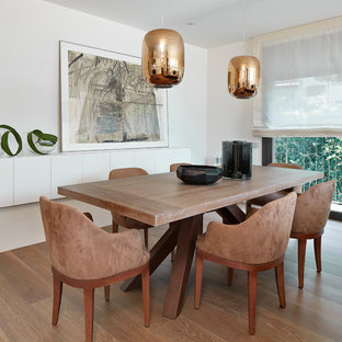 Ejemplo de comedor contemporáneo, de tamaño medio, abierto, sin chimenea, con paredes blancas, suelo de madera oscura y suelo marrón