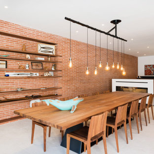 Modelo de comedor contemporáneo, grande, abierto, con paredes blancas, suelo de baldosas de porcelana, chimenea lineal y suelo beige