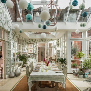 Foto di una grande veranda bohémian con pavimento beige, nessun camino e soffitto in vetro