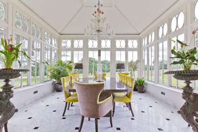 Ispirazione per una grande veranda tradizionale con pavimento in marmo, nessun camino, soffitto classico e pavimento bianco
