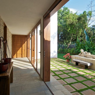 Idées déco pour un couloir asiatique avec un sol gris.
