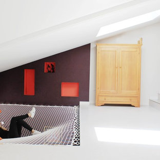 Idées déco pour un très grand couloir contemporain avec un mur blanc.