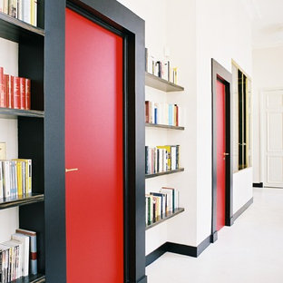 Inspiration pour un grand couloir design avec un mur blanc.