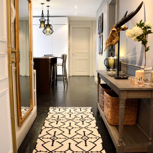 Inspiration pour un grand couloir design avec un mur blanc.