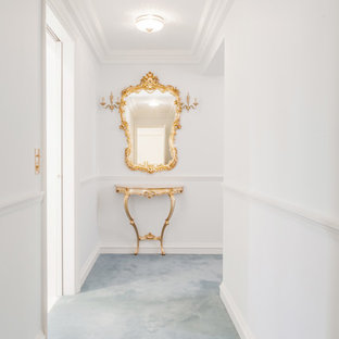 Exemple d'un couloir chic de taille moyenne avec un mur blanc, moquette et un sol bleu.
