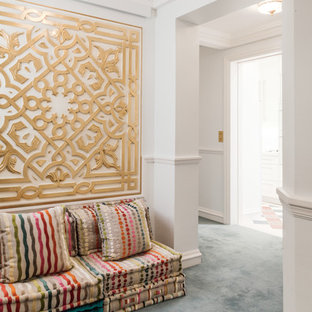 Exemple d'un couloir exotique de taille moyenne avec un mur blanc et moquette.