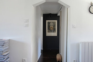 Aménagement d'un couloir contemporain.