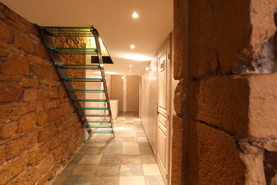 Idée de décoration pour un couloir bohème de taille moyenne avec un mur beige et un sol en carrelage de céramique.