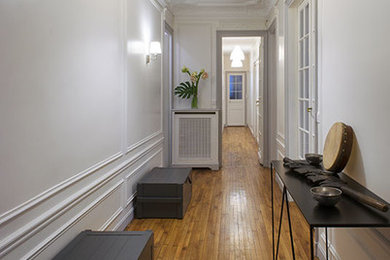 Example of a trendy hallway design in Paris