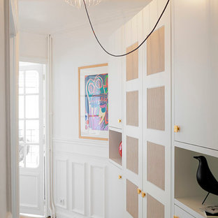 Inspiration pour un couloir bohème avec un mur blanc et un sol en bois clair.