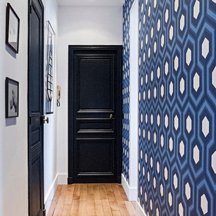 Cette image montre un couloir traditionnel de taille moyenne avec un mur bleu et un sol en bois clair.
