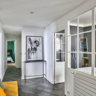 Idées déco pour un grand couloir scandinave avec un mur blanc et un sol gris.