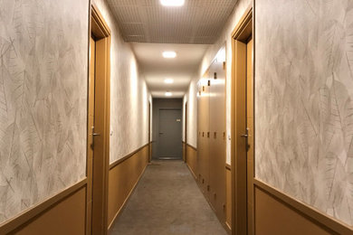 Idée de décoration pour un couloir champêtre avec un mur multicolore, moquette, un sol marron et du papier peint.