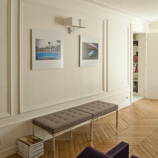 Idées déco pour un couloir scandinave de taille moyenne avec un mur blanc et un sol en bois brun.