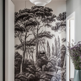 Aménagement d'un couloir scandinave avec un sol en bois clair et un mur multicolore.