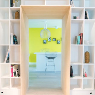Réalisation d'un couloir design de taille moyenne avec un mur blanc et un sol en bois clair.