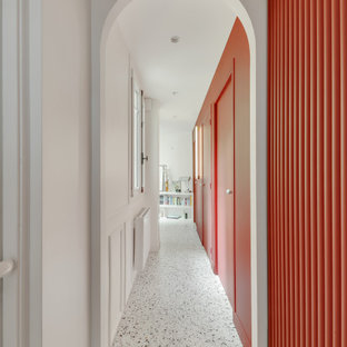 Ispirazione per un ingresso o corridoio design con pareti rosse, pavimento alla veneziana e pavimento bianco