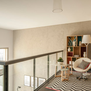 Idées déco pour un couloir contemporain avec un mur gris.
