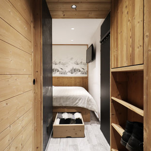 Cette image montre un couloir chalet en bois.