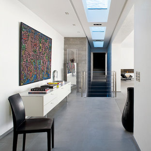 Inspiration pour un couloir minimaliste de taille moyenne avec un mur blanc.