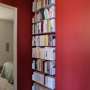 Inspiration för små moderna hallar, med röda väggar, linoleumgolv och grått golv