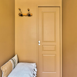 Réalisation d'un petit couloir vintage avec un mur marron et un sol en bois clair.