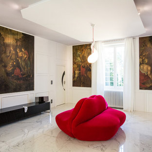 Idées déco pour un grand couloir contemporain avec un mur blanc et un sol en marbre.