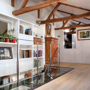 Idées déco pour un grand couloir éclectique avec un sol en bois clair et un mur blanc.