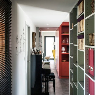 Idée de décoration pour un couloir design de taille moyenne avec un mur blanc et un sol en carrelage de céramique.
