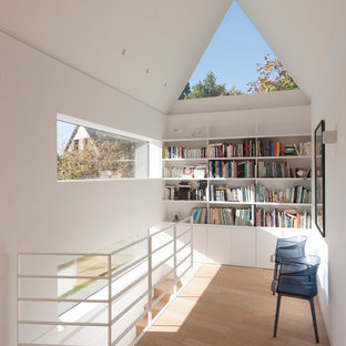 Aménagement d'un couloir contemporain de taille moyenne avec un mur blanc et un sol en bois clair.