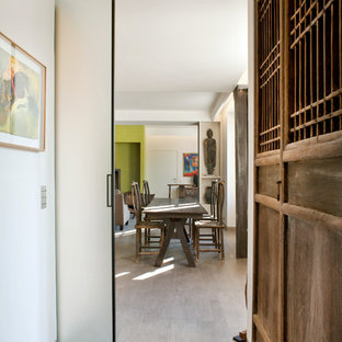 Esempio di un ingresso o corridoio boho chic con pareti bianche