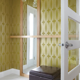 Idées déco pour un petit couloir contemporain avec un mur vert, un sol en carrelage de porcelaine, un sol beige et du papier peint.