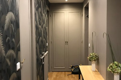 Foto di un ingresso o corridoio bohémian di medie dimensioni con pareti viola, parquet chiaro e pavimento marrone