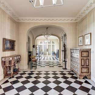 Idées déco pour un très grand couloir classique avec un mur beige.