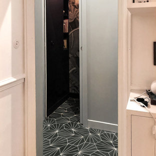 Idéer för att renovera en mellanstor funkis hall, med blå väggar, klinkergolv i keramik och grönt golv