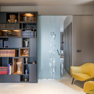 Inspiration pour un couloir design avec un mur beige et un sol beige.