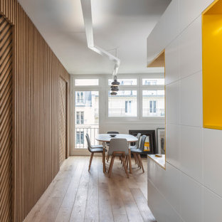 Aménagement d'un couloir contemporain de taille moyenne avec un mur marron, un sol en bois brun et un sol marron.