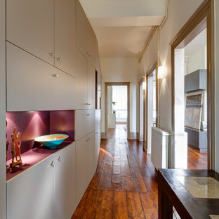 Exemple d'un couloir tendance de taille moyenne avec un mur beige et un sol en bois brun.