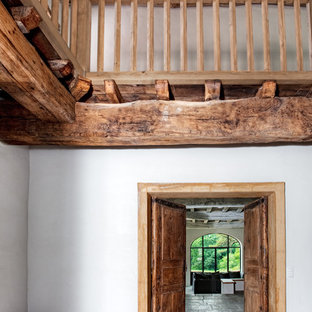 Réalisation d'un grand couloir chalet avec un mur blanc.