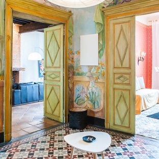 Réalisation d'un couloir méditerranéen avec un mur multicolore et un sol multicolore.