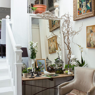 Idée de décoration pour un petit couloir style shabby chic avec un mur blanc.