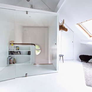 Cette photo montre un couloir scandinave de taille moyenne avec un mur blanc.