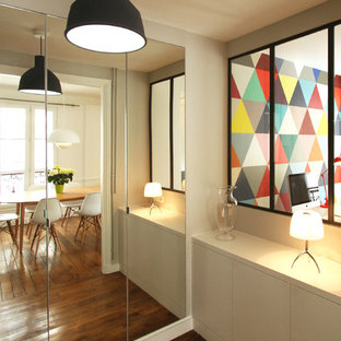 Idée de décoration pour un couloir design de taille moyenne avec un mur blanc et un sol en bois foncé.