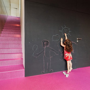 Exemple d'un couloir tendance de taille moyenne avec un mur noir, moquette et un sol rose.