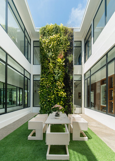 Contemporary Courtyard by User