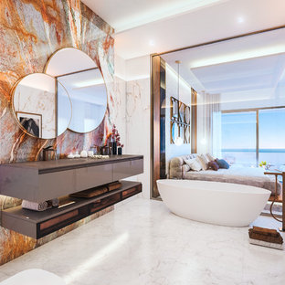 Diseño de cuarto de baño principal, contemporáneo, con bañera exenta, baldosas y/o azulejos de mármol, suelo de mármol, lavabo integrado, armarios con paneles lisos, puertas de armario grises, baldosas y/o azulejos naranja, baldosas y/o azulejos blancos, suelo blanco y encimeras grises