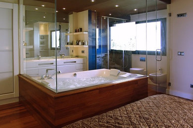 Ejemplo de cuarto de baño moderno grande