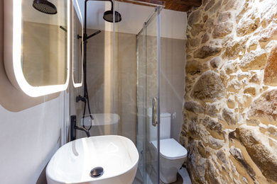 Modelo de cuarto de baño rústico con ducha esquinera, suelo de baldosas de cerámica, suelo gris, cuarto de baño y madera